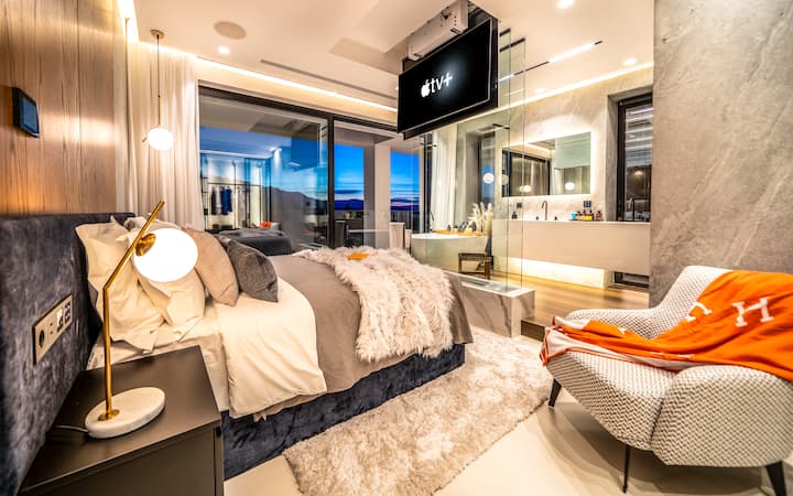 First Floor - Master Bedroom with queen bed, ensuite bathroom, bathtub with panoramic views, Grohe hydromassage shower and fireplace