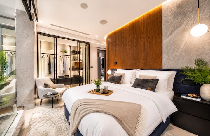 First Floor - Master Bedroom with queen bed, ensuite bathroom, bathtub with panoramic views, Grohe hydromassage shower and fireplace