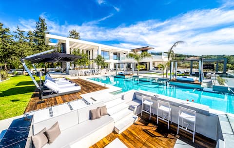 The One Villa | 3 Pools - Outdoor Cinema - Tennis