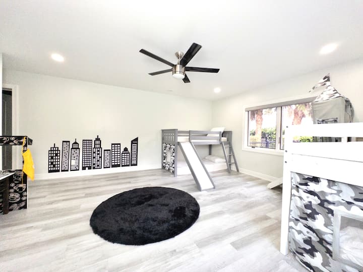 Luaj stilolaps dhe lodra të disponueshme në dollap 