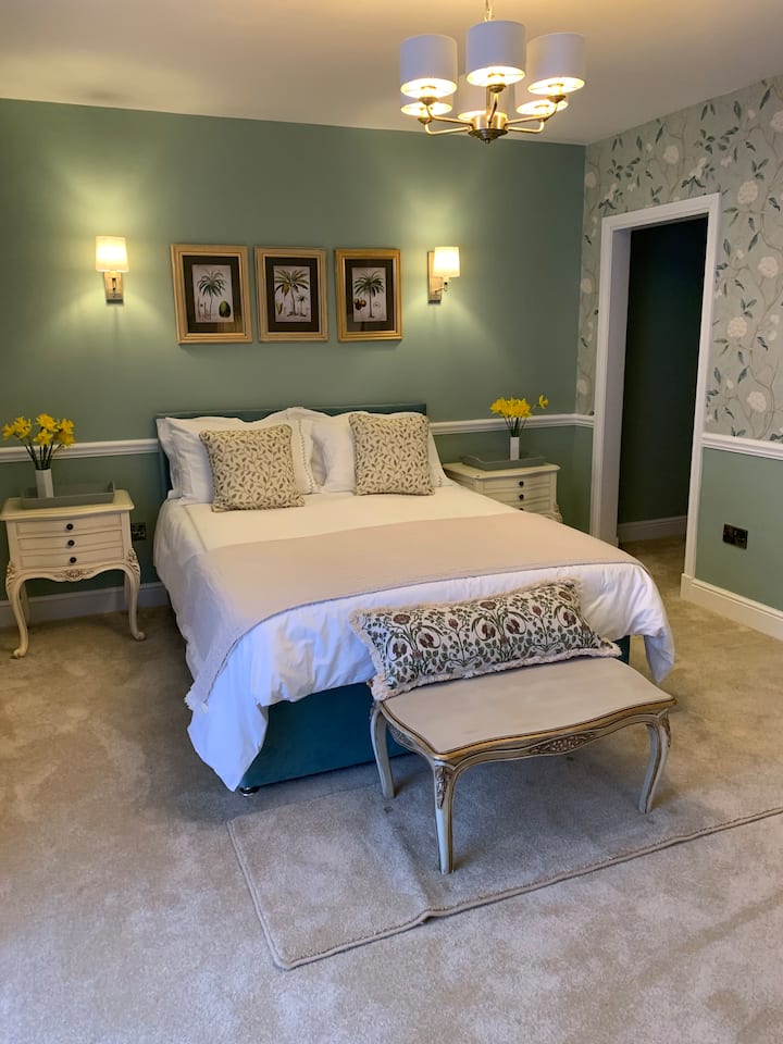 Cama tamaño king, vestidor separado, mesita de noche, espejo de cuerpo entero