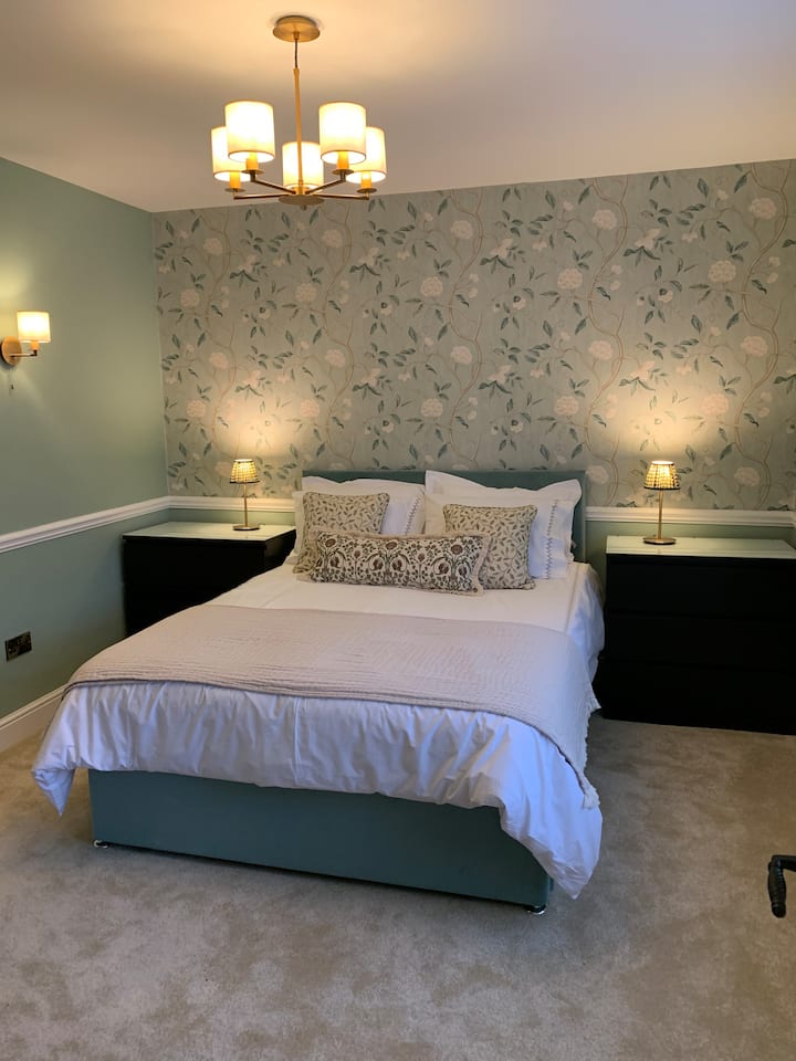 Cama tamaño king, armario grande con 2 juegos de cajones, espejo de cuerpo entero