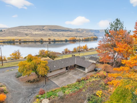 Hot Tub & River Views! Luxury Snake River Escape!