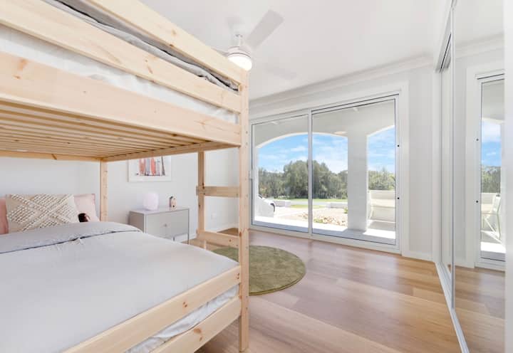 Táto izba má teraz 2 dvojlôžkové postele, takže pre tých najmenších je dostatok lôžok. 