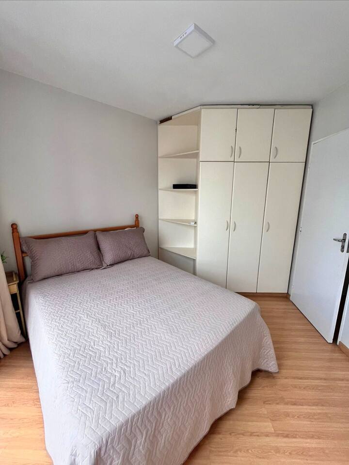 ห้องเตียงใหญ่ตู้เสื้อผ้าพร้อมเครื่องปรับอากาศแบบแยกส่วน