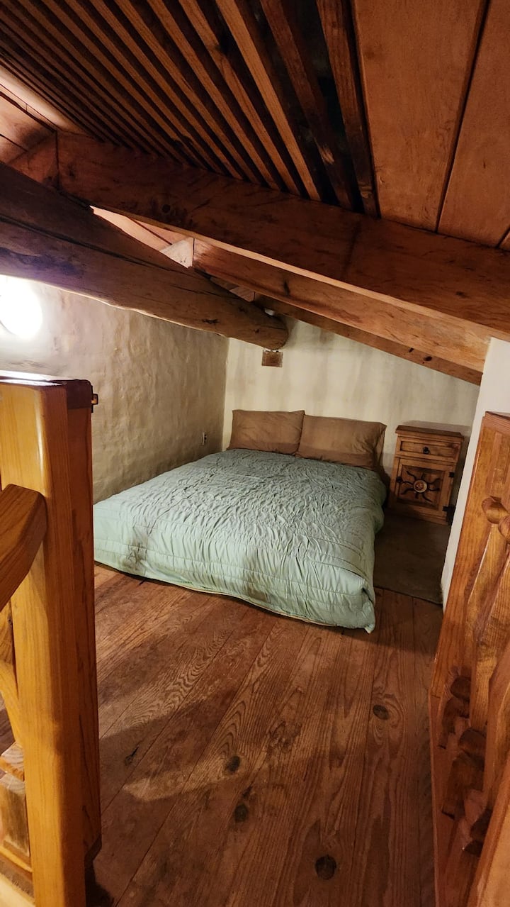 Bedroom 3 (loft): small and functional space, intended only for sleeping. It has a double mattress on the floor, ideal for those looking for a simple and practical rest.