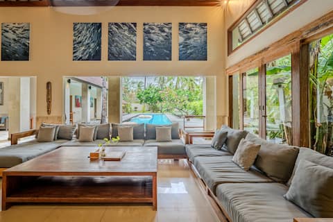 Huge 5BR villa w/ 20m pool & free gym and tennis!