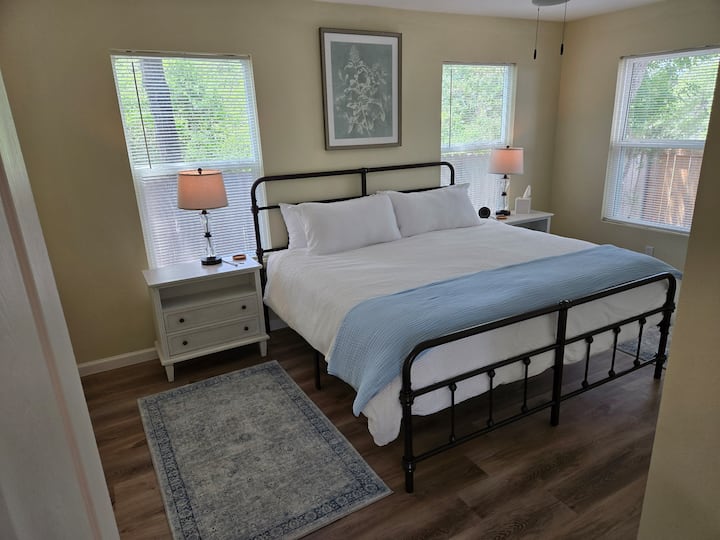 Cama king en el primer piso