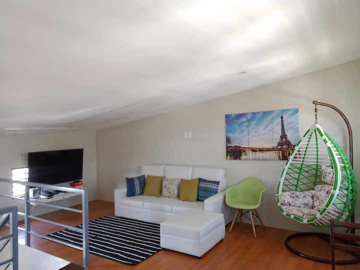 Ფართო სხვენი ჰამაკით 
