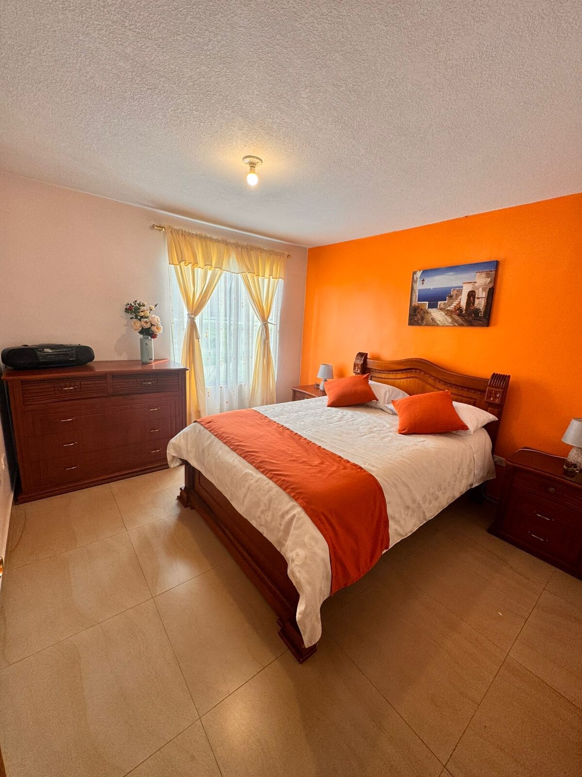 غرفة النوم رقم1
غرفة مريحة للغاية، مع سرير مزدوج وخزانة ملابس واسعة وبحارة. 