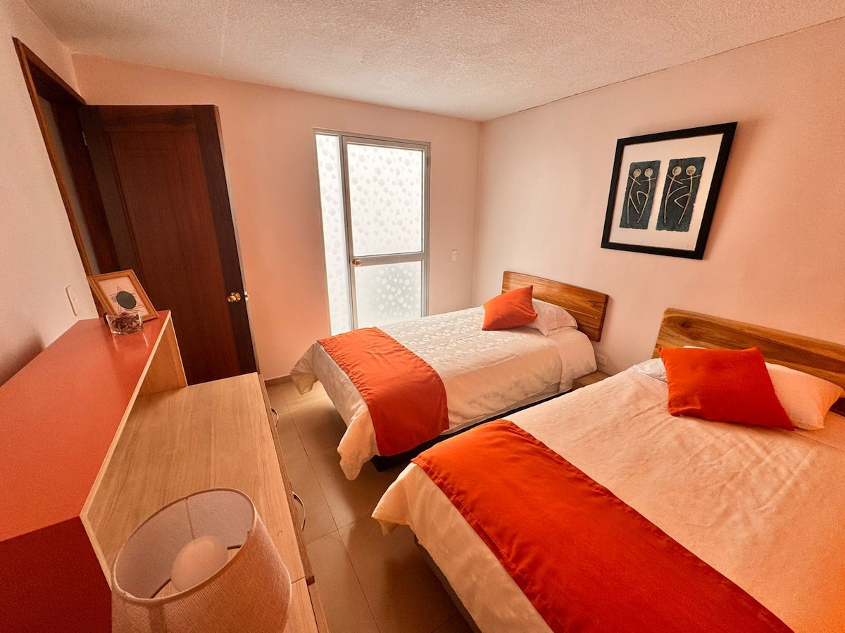 غرفة النوم رقم3
غرفة واسعة بسريرين ونصف وأثاث لتخزين ملابس  وممتلكات ضيوفنا. غرفة مع مخرج إلى الفناء.