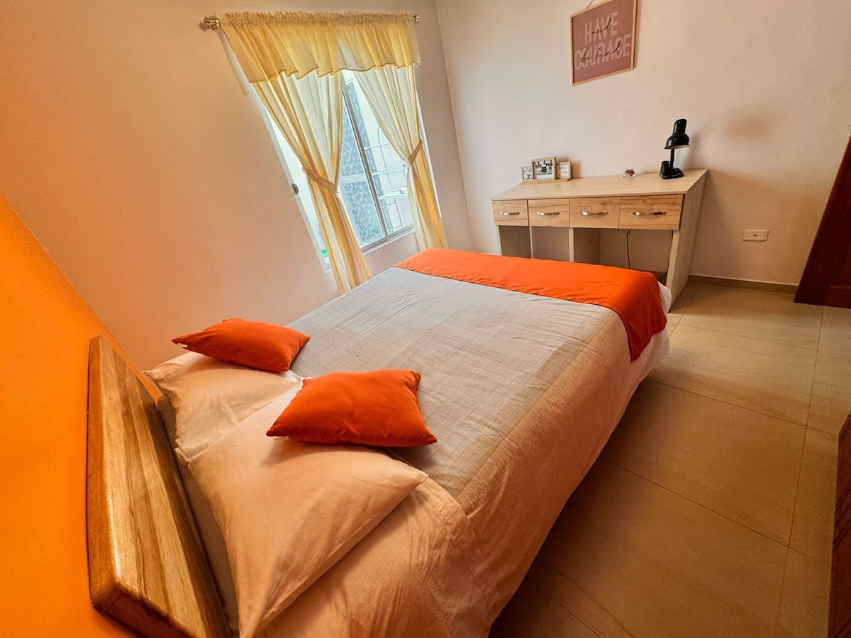 غرفة النوم رقم2
تحتوي على سريرين ونصف فسيحين وخزانة وطاولة عمل.