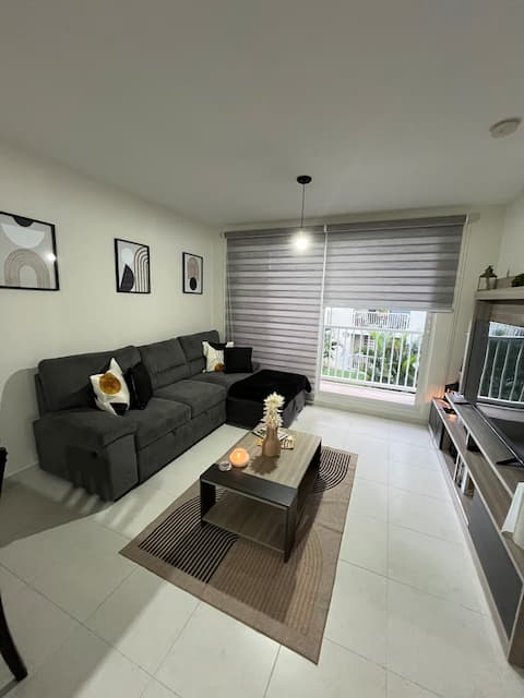 Stylish 3BR Near Airport & City!