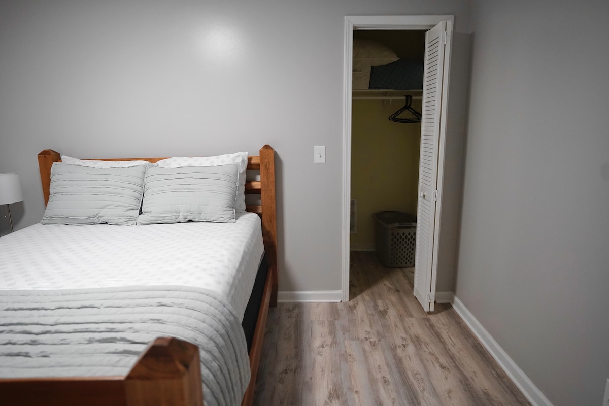 Chumba cha kulala cha malkia cha chumba cha chini kina televisheni. 