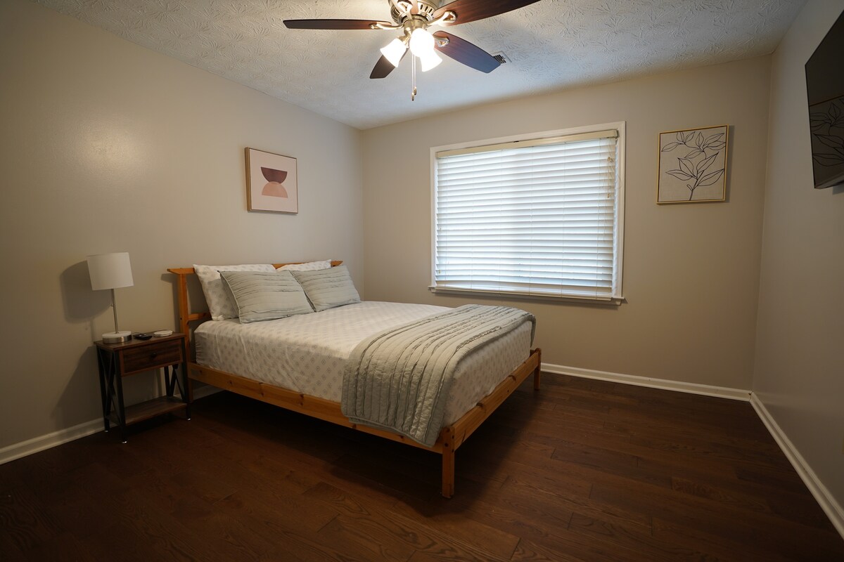 Chumba cha kulala cha malkia kina televisheni. 