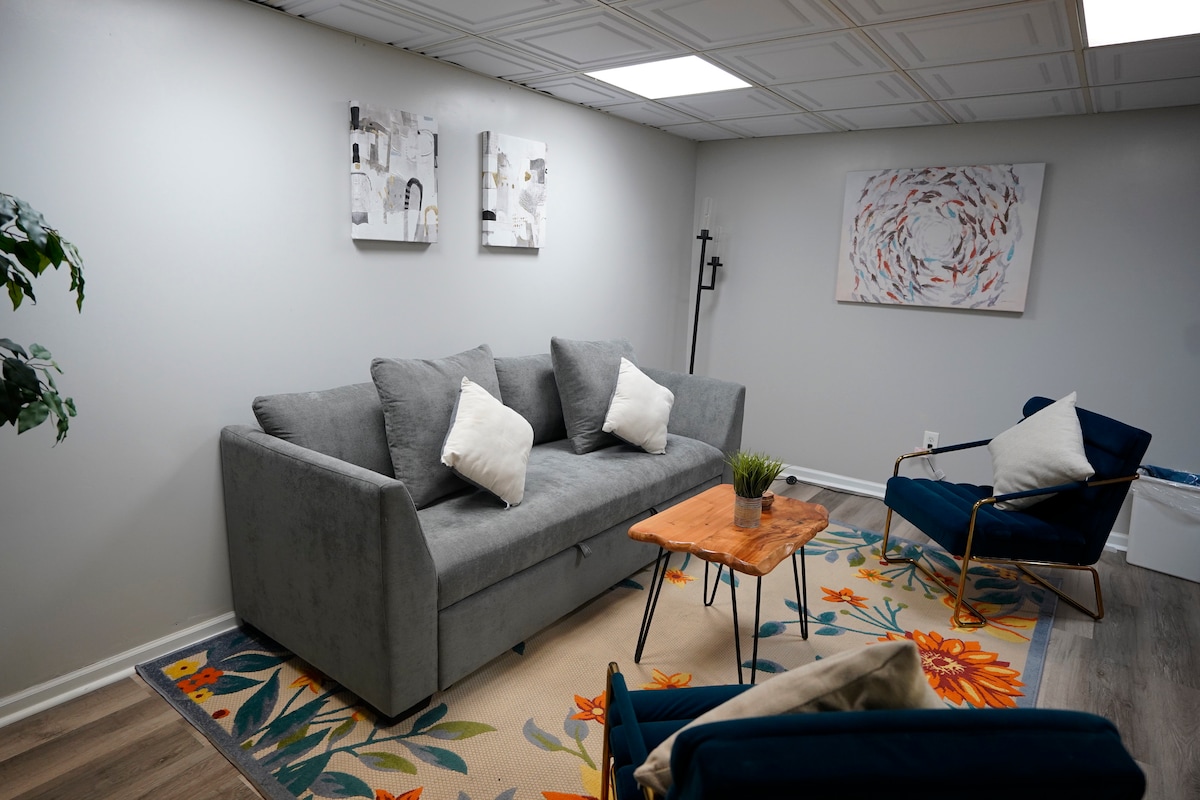 Sebule ya 4 ina kochi la kulala linalofaa kwa watu wawili. Chumba hiki hakina televisheni. Pia imeunganishwa na chumba cha michezo ambacho hakina mlango unaogawanya sehemu hizo. 