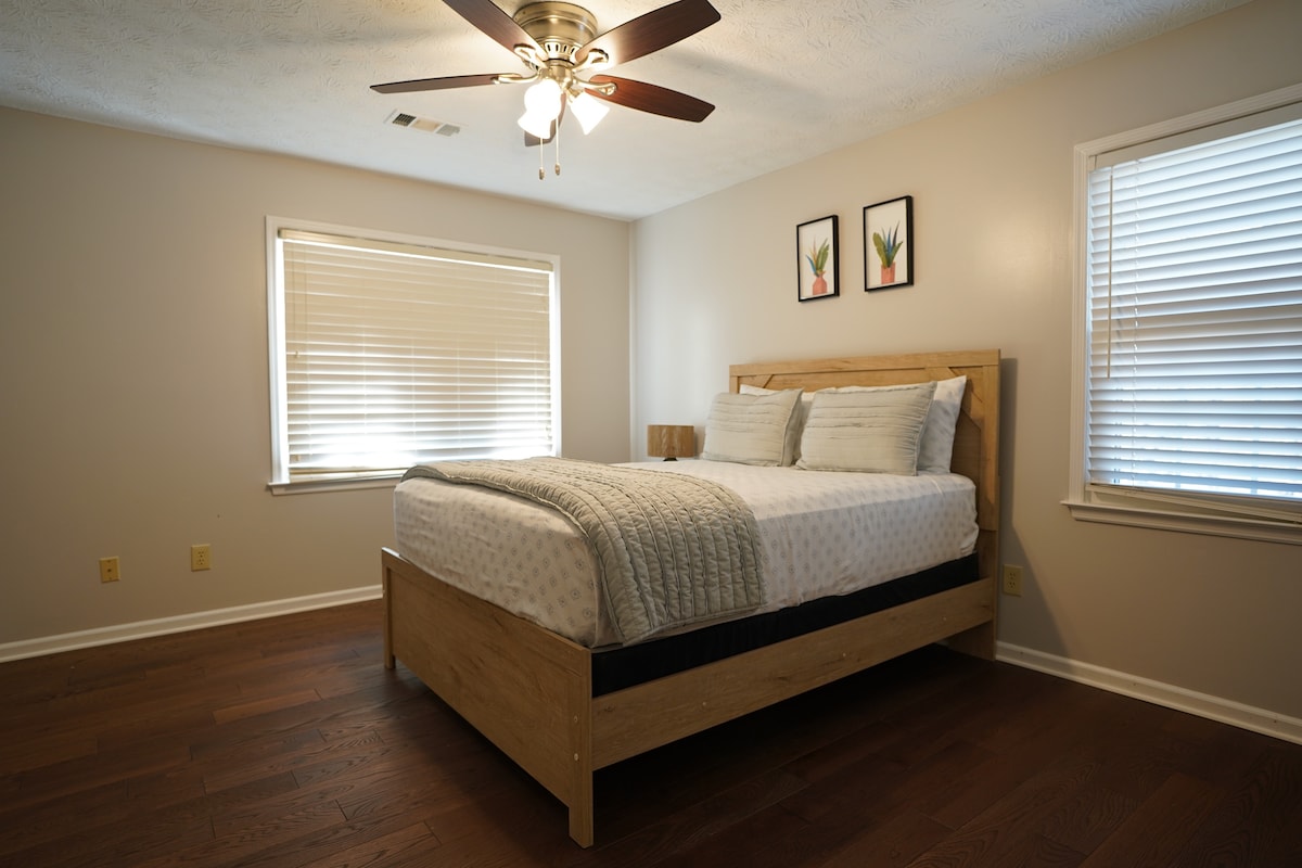 Chumba cha kulala cha malkia kina televisheni. 