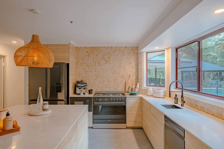 5 Bedroom Retreat + Pool close to National Parks gallery image 2