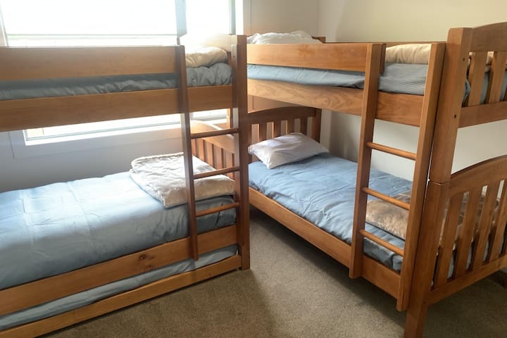 Საბავშვო ორსართულიანი ოთახი ცალკე საწოლით. 