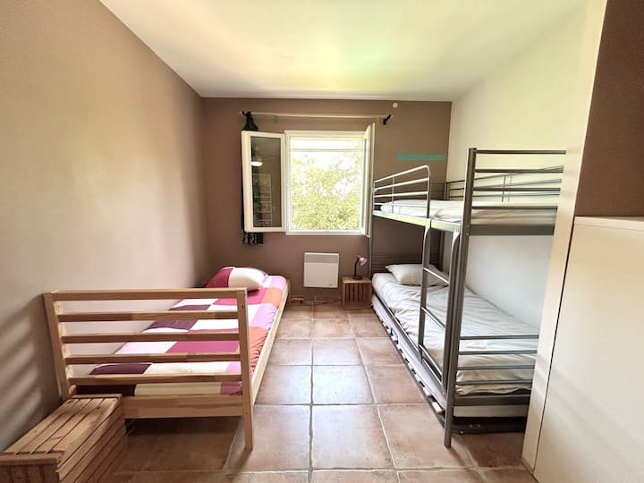 Spavaća soba s tri kreveta.
Namještaj za odlaganje, vješalice, mreža za prozor, drvene grilje, stropni ventilator, višestruke utičnice.