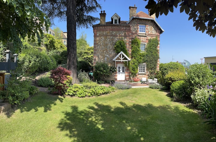Maison De Charme Avec Jardin - Paris
