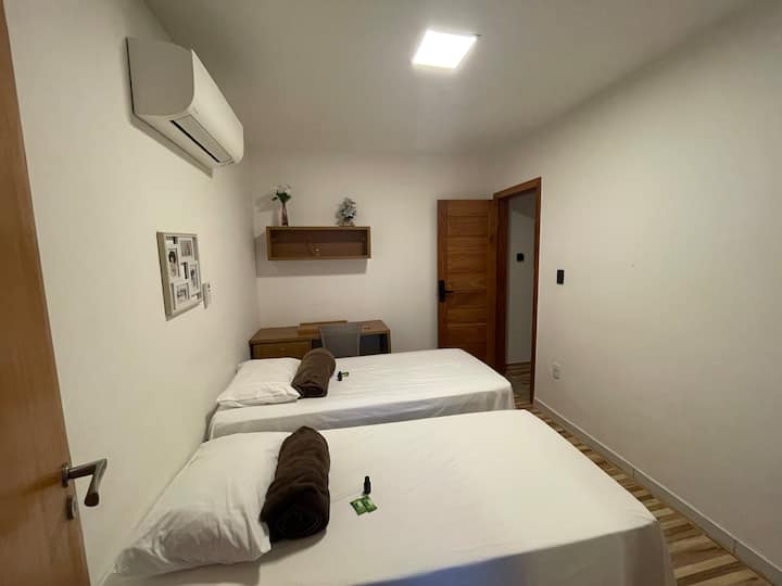 Estancia cómoda: dormitorio con 2 camas individuales, escritorio y baño. Ofrecemos ropa de cama y baño de alta calidad. El entorno tiene aire acondicionado con un aire acondicionado moderno y eficiente, lo que garantiza tu comodidad durante la estancia. 