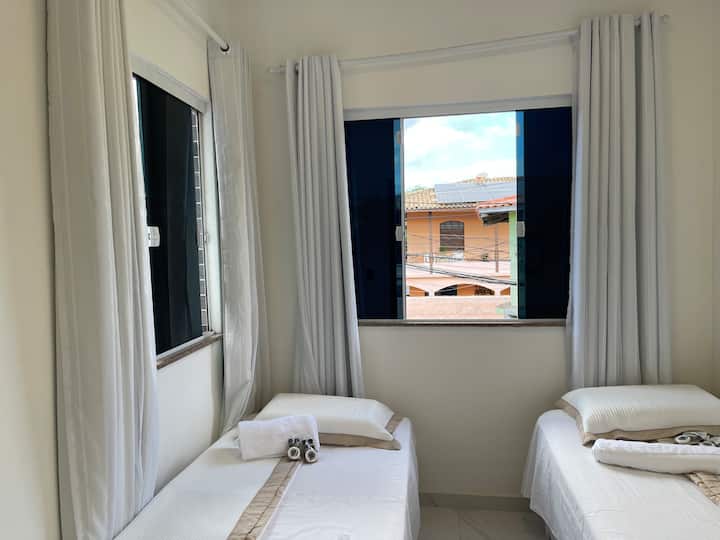 Estancia cómoda: 2 camas individuales, 1 cama auxiliar, baño, que ofrece sábanas de cama y baño de alta calidad. El entorno tiene aire acondicionado con un aire acondicionado moderno y eficiente, lo que garantiza tu comodidad durante la estancia. 