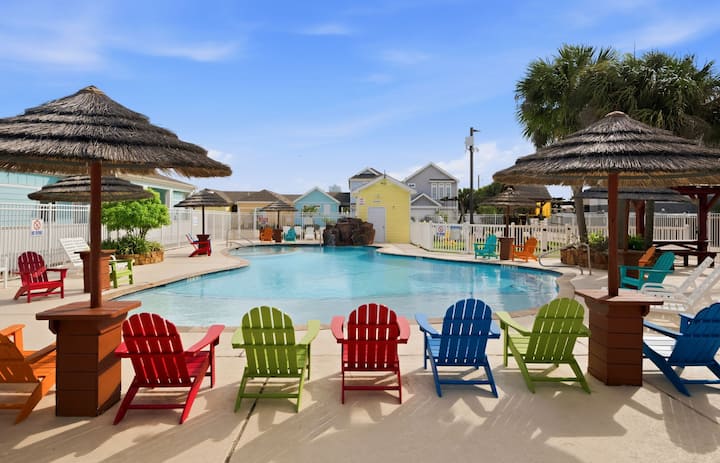 Resort Pool, Slps 9, Near Beach - Pirate’s Bounty - Port Aransas, TX