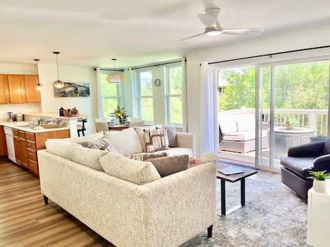 Bright Condo walk 2 Eats+Trails!