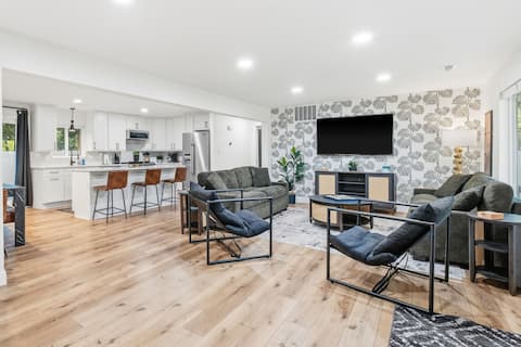 St. Charles Manor | 4BR Getaway Home+HotTub+GameRm