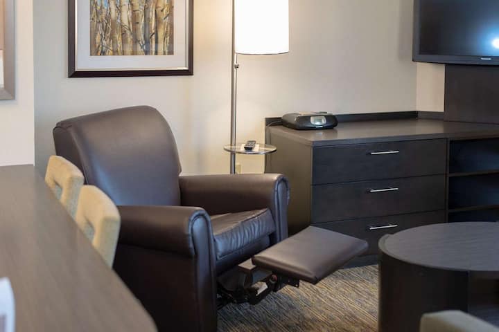 Pet-friendly Suite With Kitchen, Private Parking! - Naperville, IL