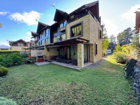 Spectacular Town House with Lake Access