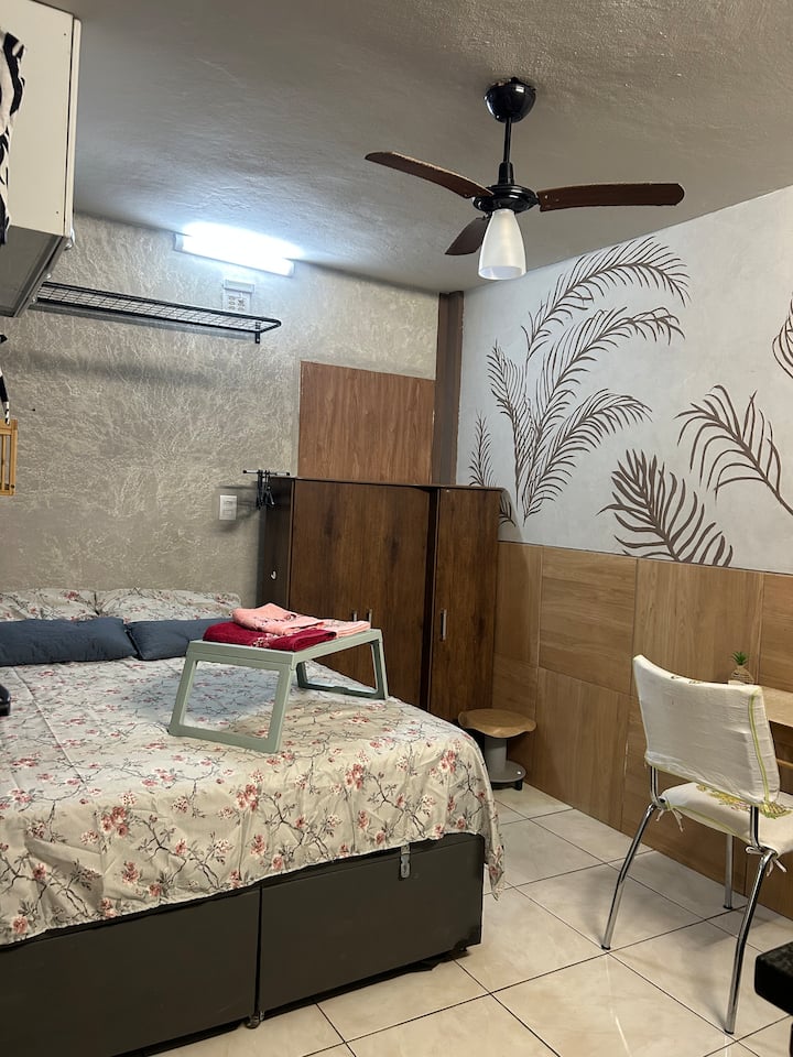 公寓设备齐全，配备双人床、电视、微波炉、迷你吧、炉灶、橱柜、厨房用具……您所需的一切，让您拥有舒适的入住体验