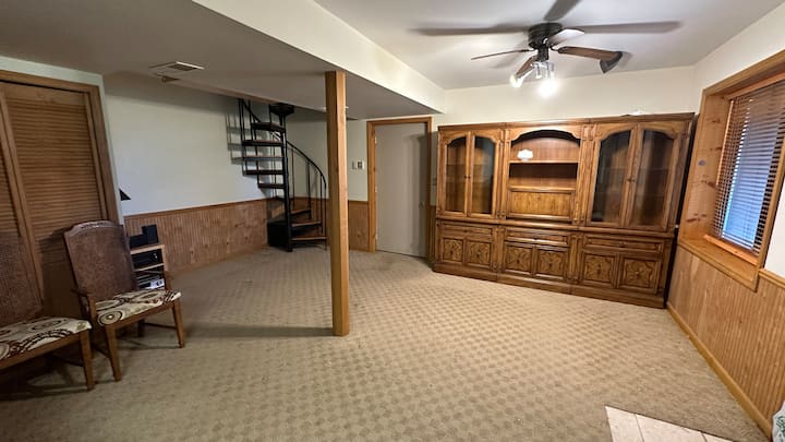 סלון: מדף ספרים, מערכת סטריאו 5.1 תומכת בהזרמת מוזיקה AirPlay ו-HEOS דרך Wi-Fi, ספה נפתחת. 