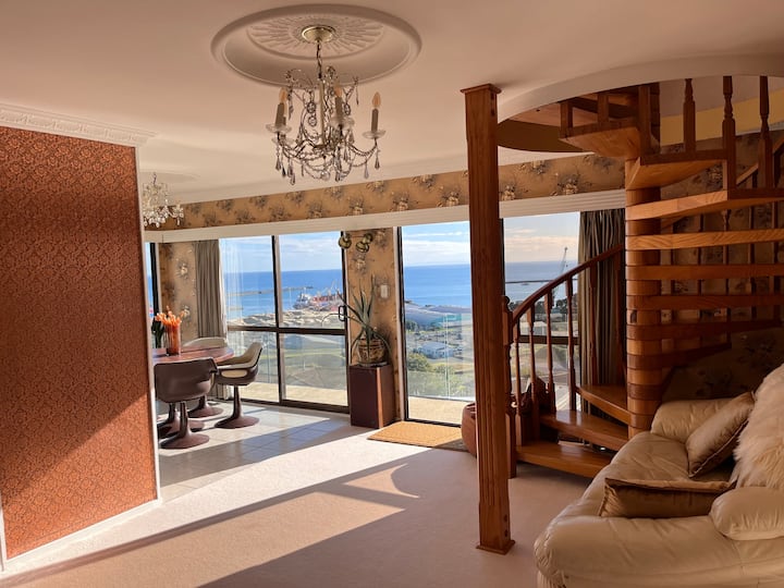 Hello Retro! Two Floors, Four Bdrms, Endless Views - New Plymouth