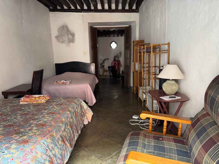 U sobi se nalaze dva bračna kreveta i mreža protiv komaraca iznad svakog od njih. Ima i ventilator.