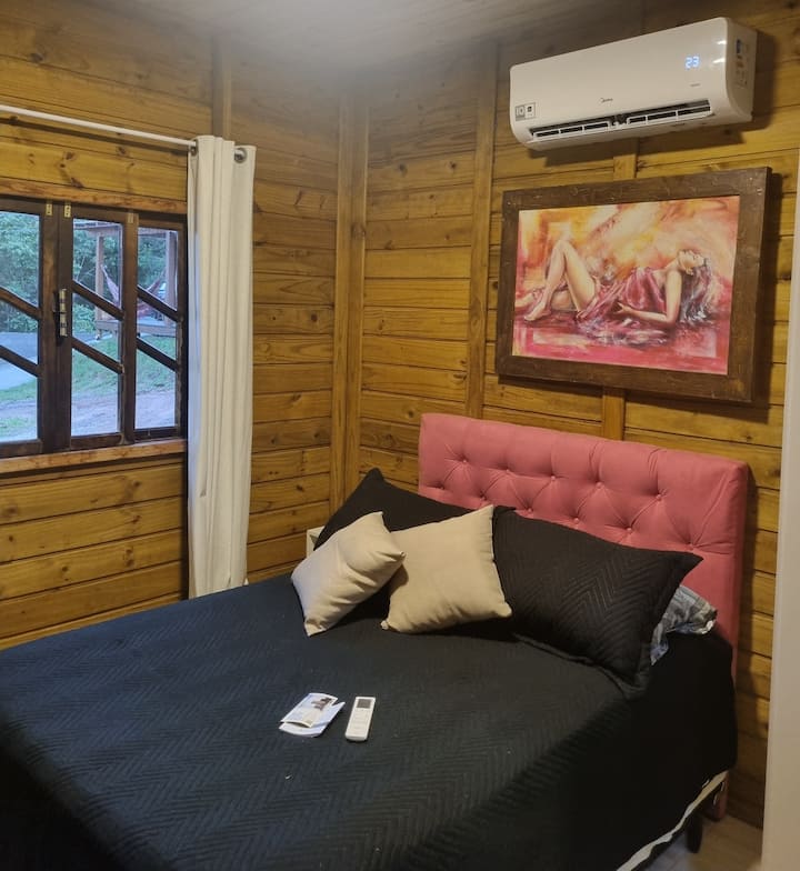 ห้องนอนใหญ่พร้อมเครื่องปรับอากาศ