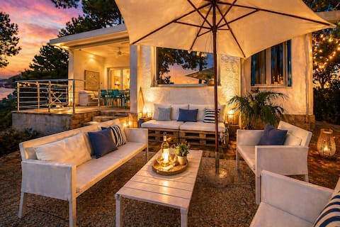 Villa by the sea, direct beach access.