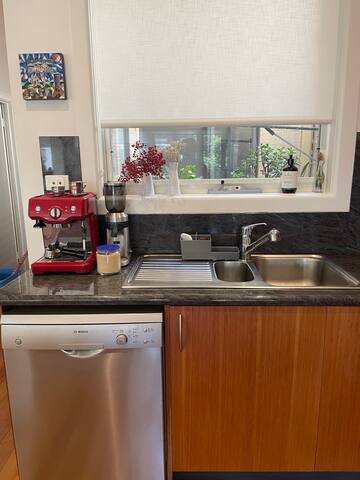 Modern house in prime location gallery image 5