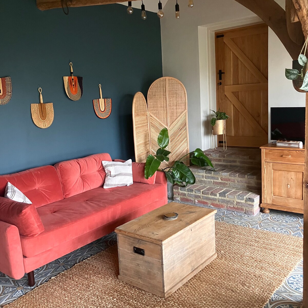 Top Airbnb: Little Sussex Barn with Sauna and Swimming Pond in Wealden