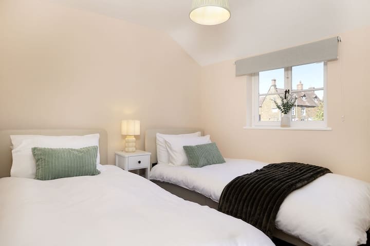 Dormitorio 2 de Orchard Cottage - StayCotswold