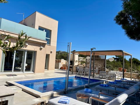 Villa Moderna – Modern Comfort with Pool &Sea View