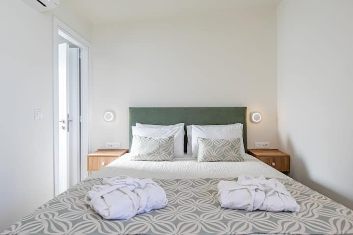 Një pamje e mahnitshme e oqeanit është qershia në krye të përvojës tashmë të këndshme në Kedria Lounge Residence. Imagjino të zgjohesh, të hapësh perdet në një panoramë mahnitëse të oqeanit të ndritshëm. 