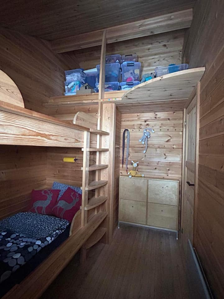 Este dormitorio tiene una litera con caballos de cama. 
(El anfitrión utiliza Hemsen como trastero)