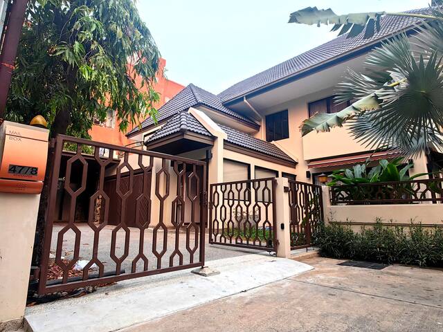 富人区铜锣Thonglor 25巷独立花园泳池别墅6个房4卫。 gallery image 3