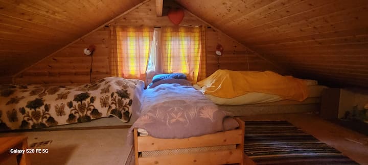 Hemsen ka mundësinë e 3 vizitorëve, ndaj ki parasysh se lofti është vetëm për fëmijë të mëdhenj dhe të rritur pasi nuk ka siguresë për dhomën e ndenjjes