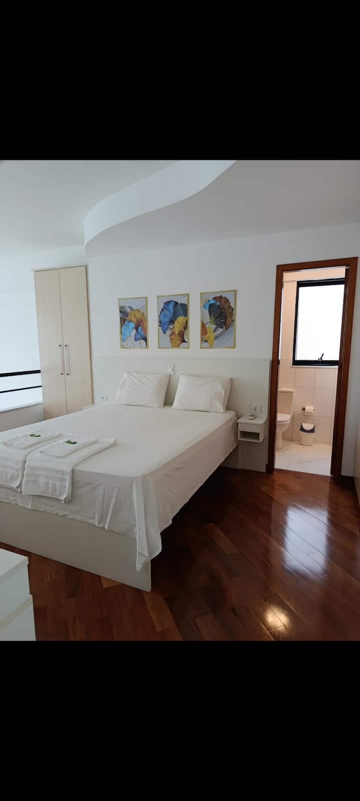 Chumba kikubwa cha Mezzanine kilicho na Kitanda cha Queen Size 