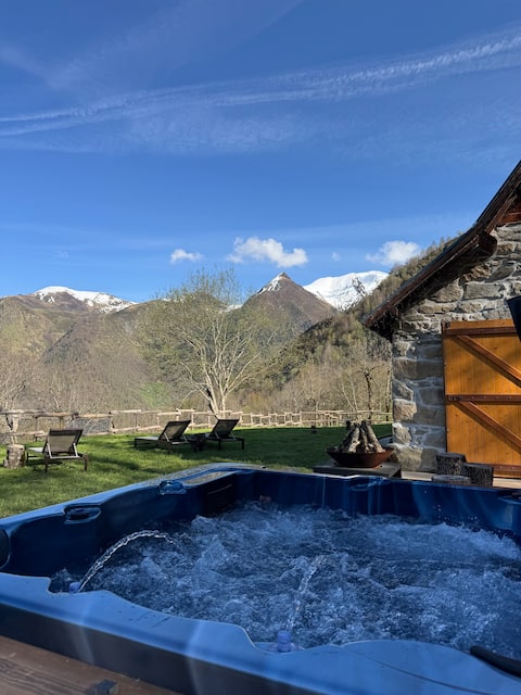 Beautiful Sheepfold with Jacuzzi in the Pyrenees