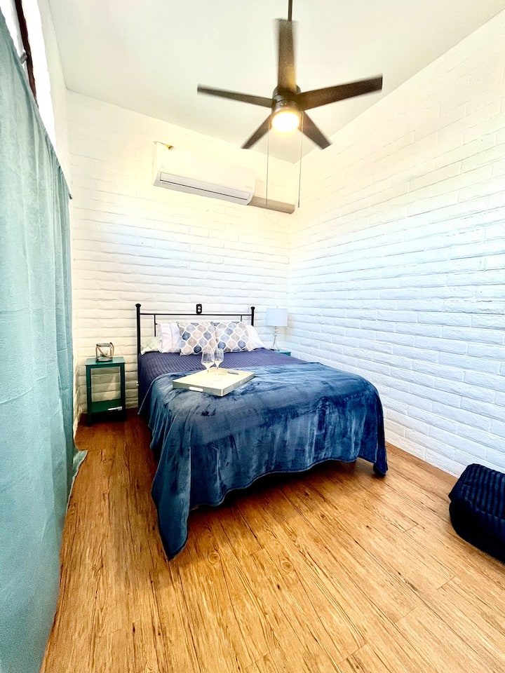 เตียงควีนไซส์สำหรับผู้เข้าพัก 2 คน ในคาซาสตูดิโอ #1