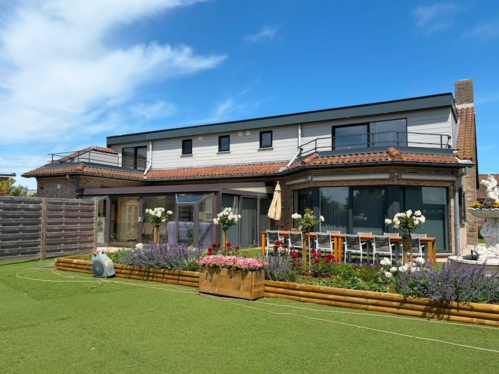 Beautiful villa with spa a stone's throw from th